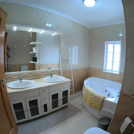 Luxury House With 4 Bedrooms & Pool In Marisol Corroios